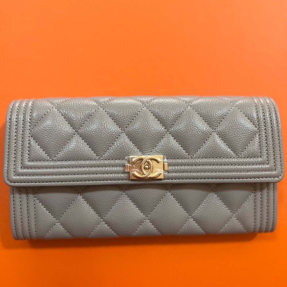 Caviar Quilted Large Boy Gusset Flap Wallet - Picture 6 of 11